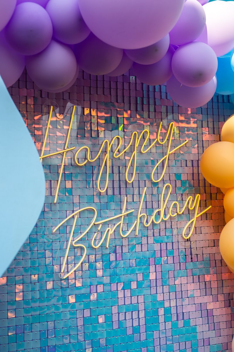 Аренда неоновой вывески Happy Birthday