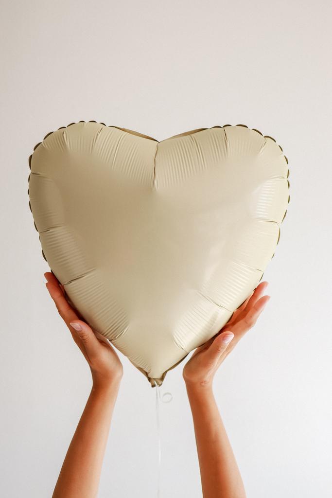 Фольгированный шар сердце, кремовый, 48 см