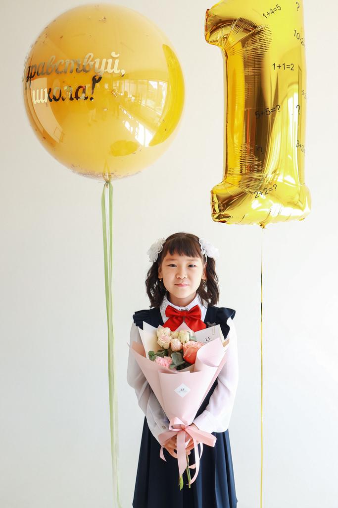 Стеклянный шар и цифра