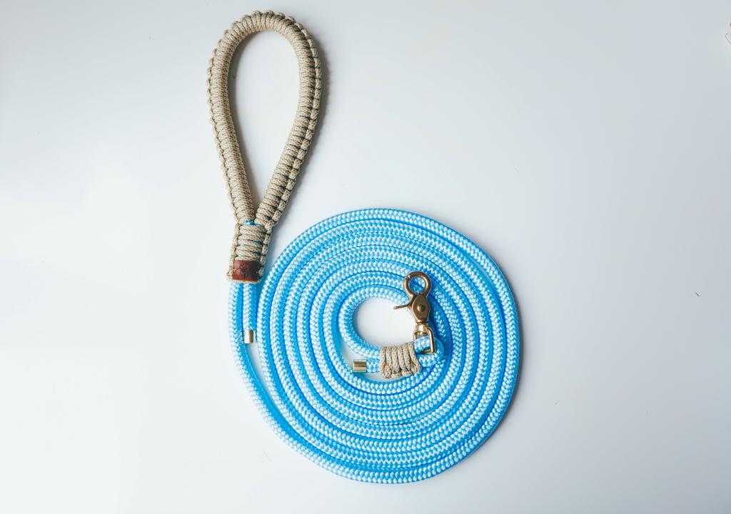 поводок с оплетенной паракордом ручкой