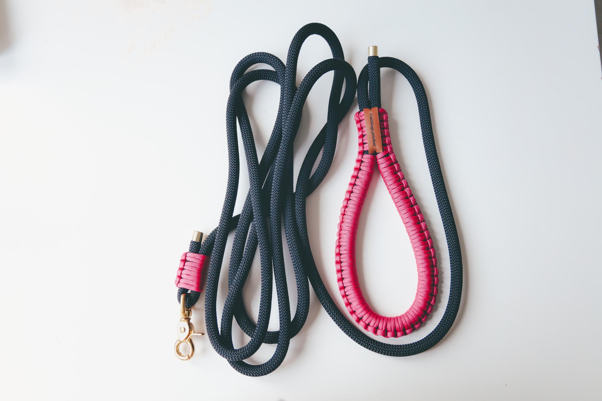 поводок с оплетенной паракордом ручкой
