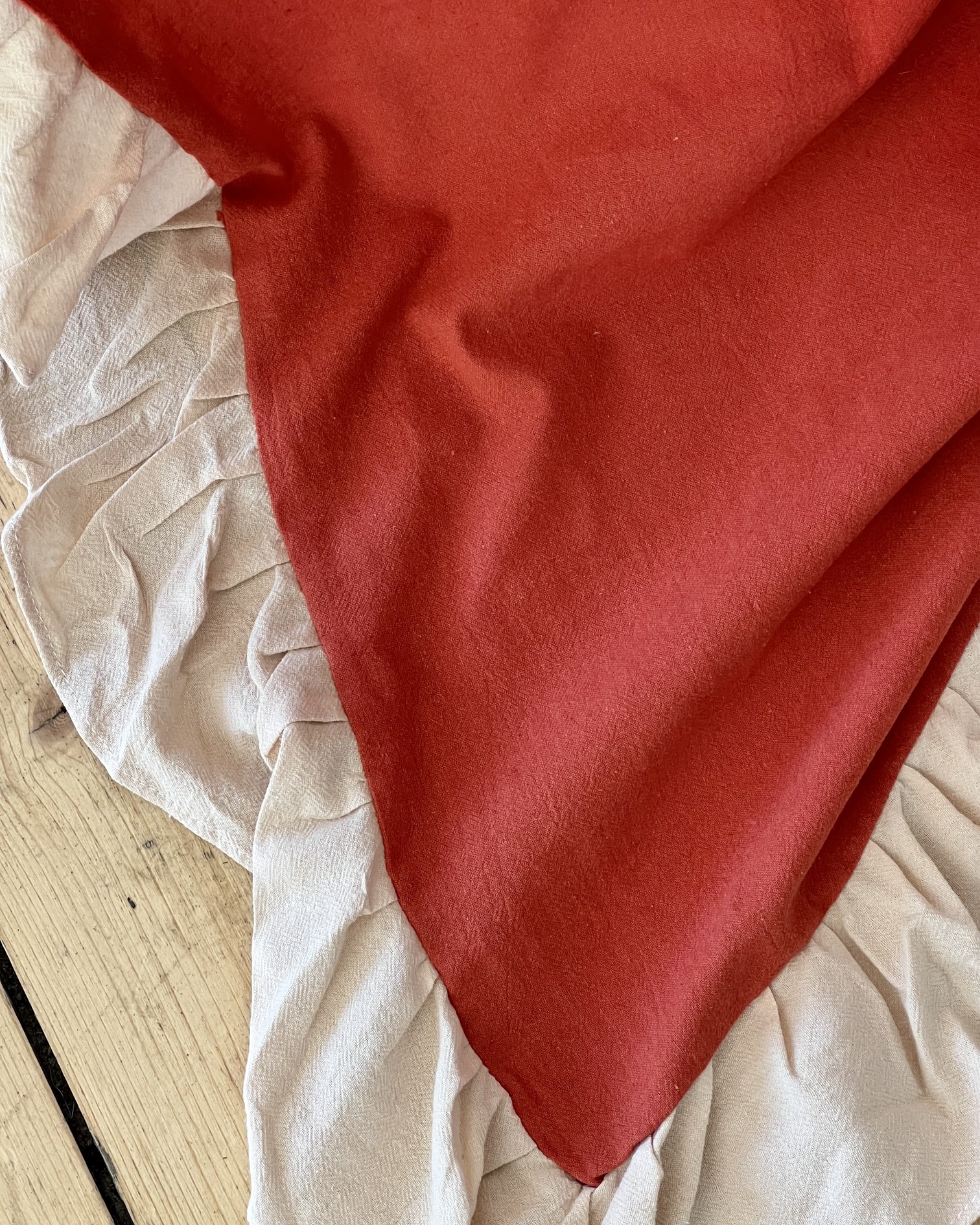 Скатерть с оборками