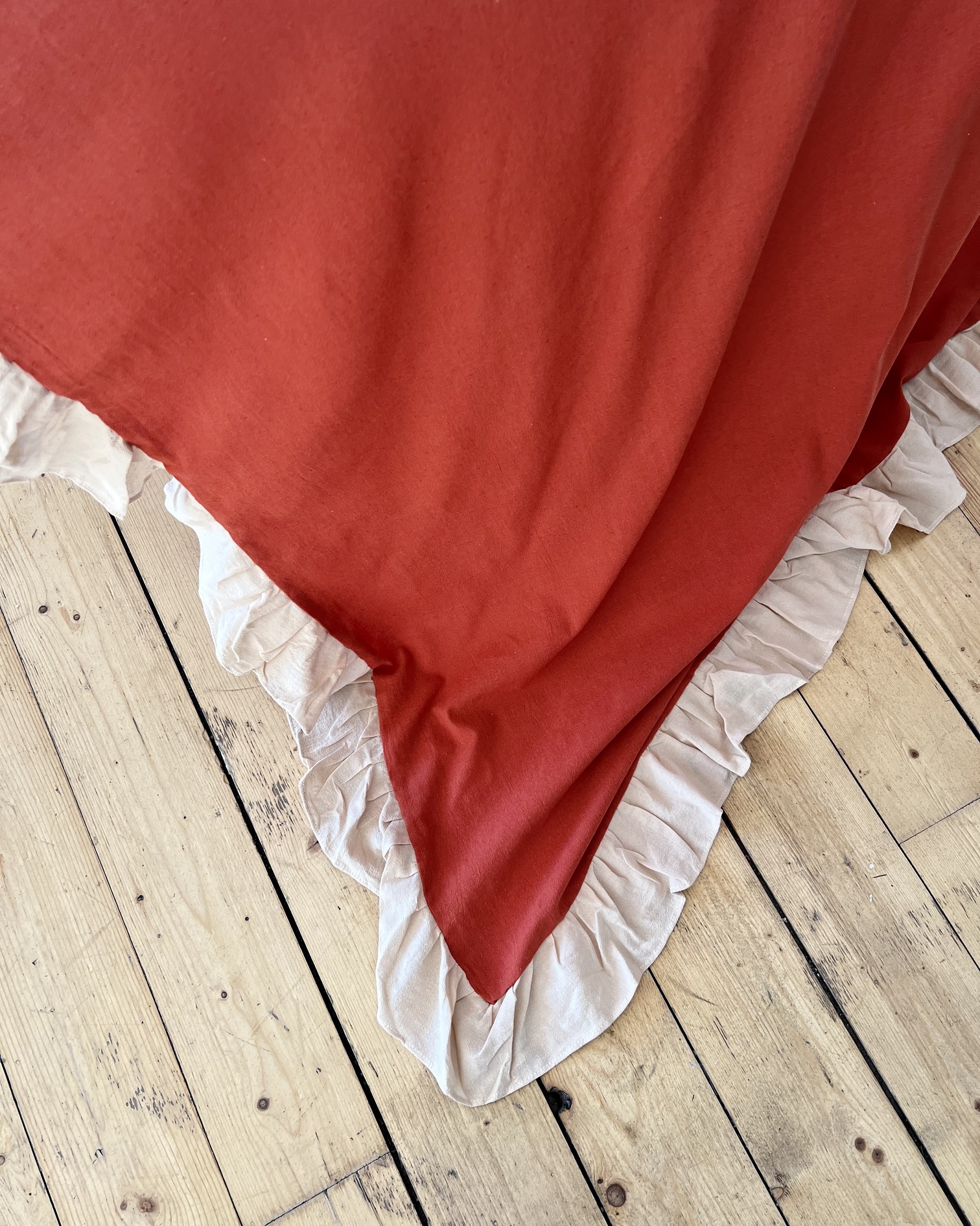 Скатерть с оборками