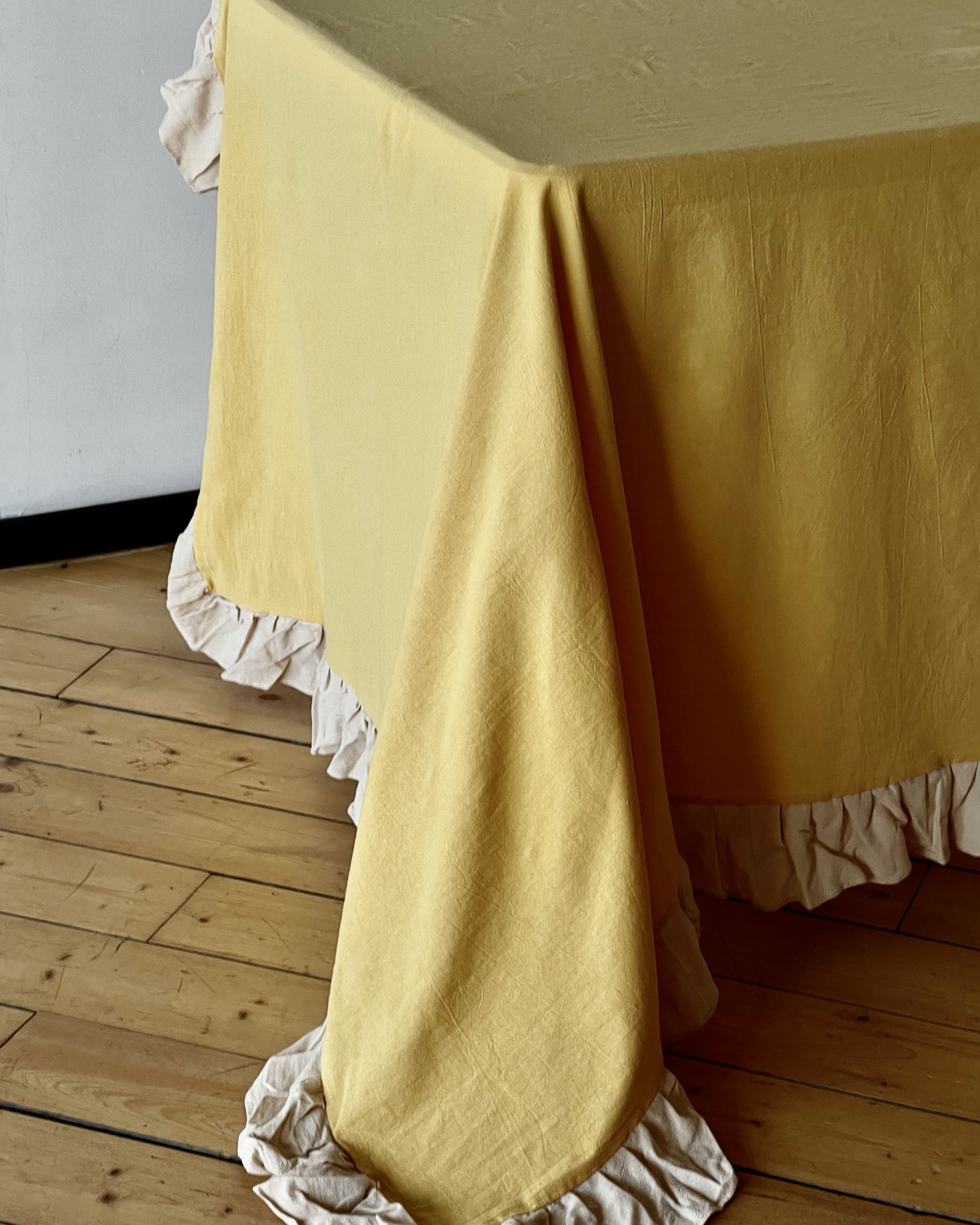 Скатерть с оборками