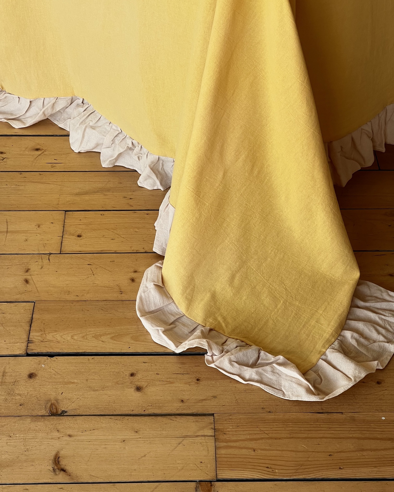 Скатерть с оборками