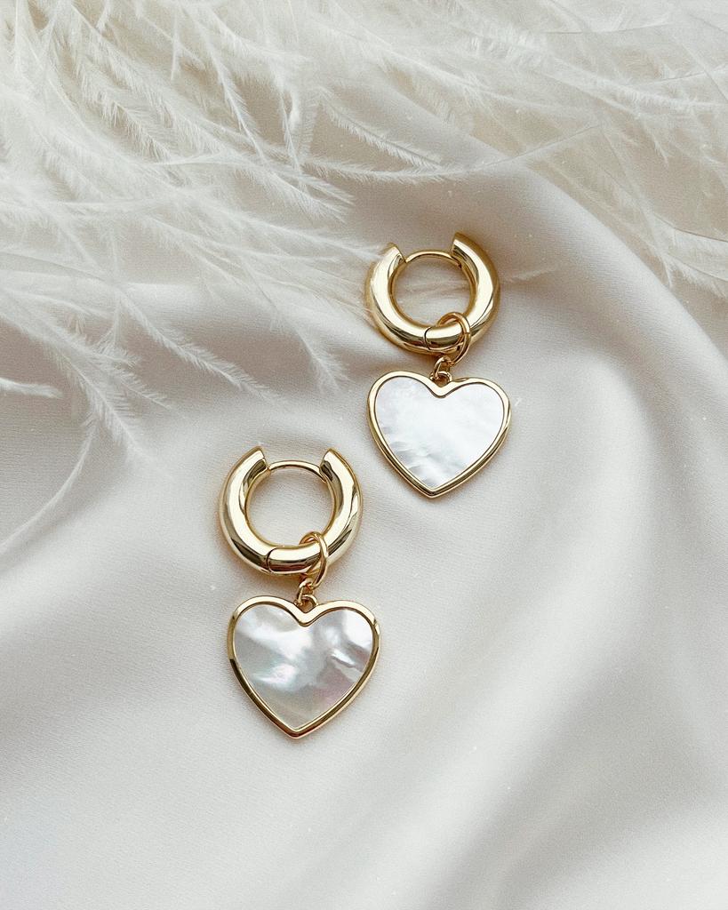 Серьги - кольца с перламутровыми сердечками (позолота)