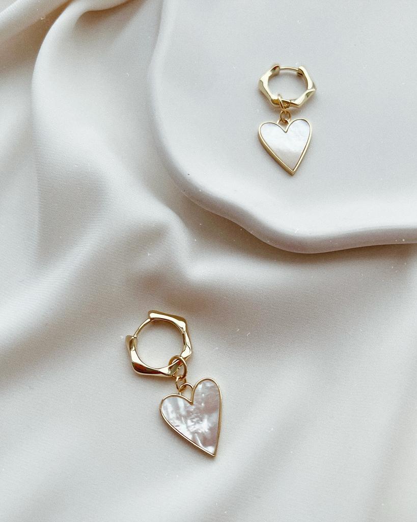 Серьги - кольца с сердечками (перламутр, позолота)
