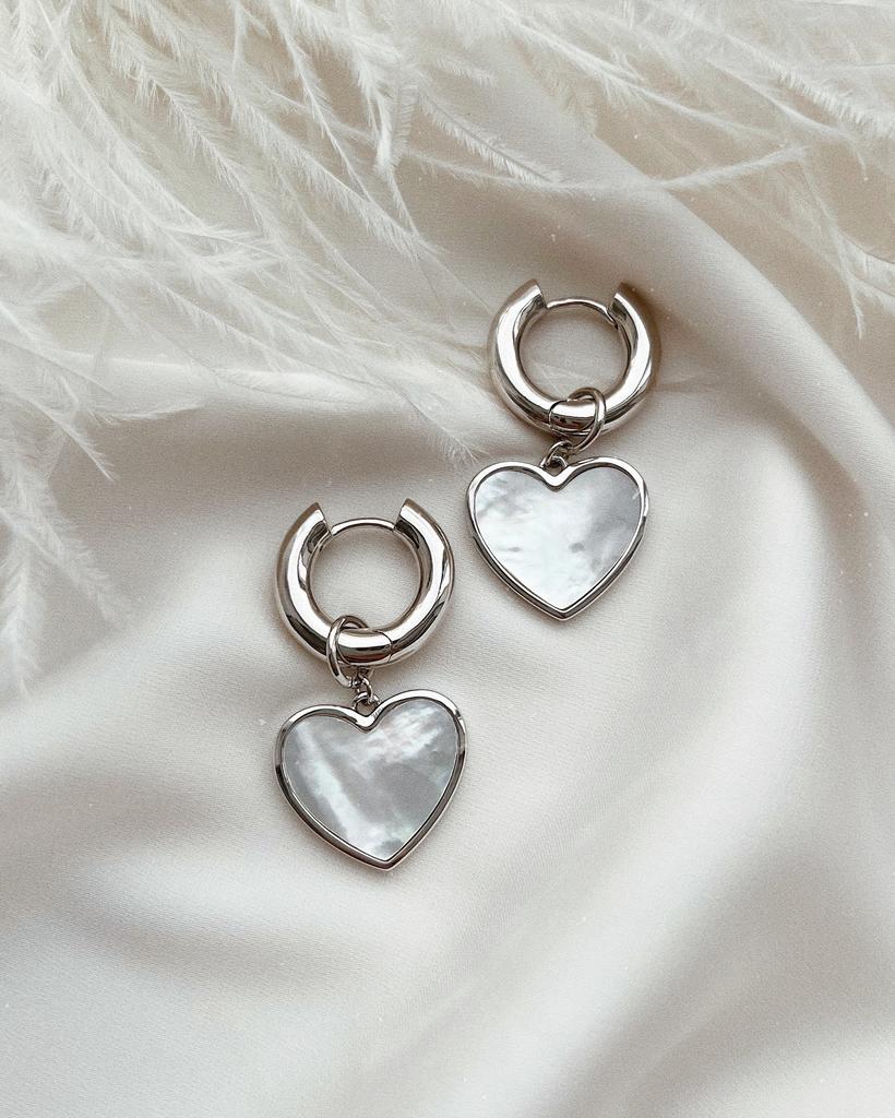 Серьги - кольца с перламутровыми сердечками  (родий)