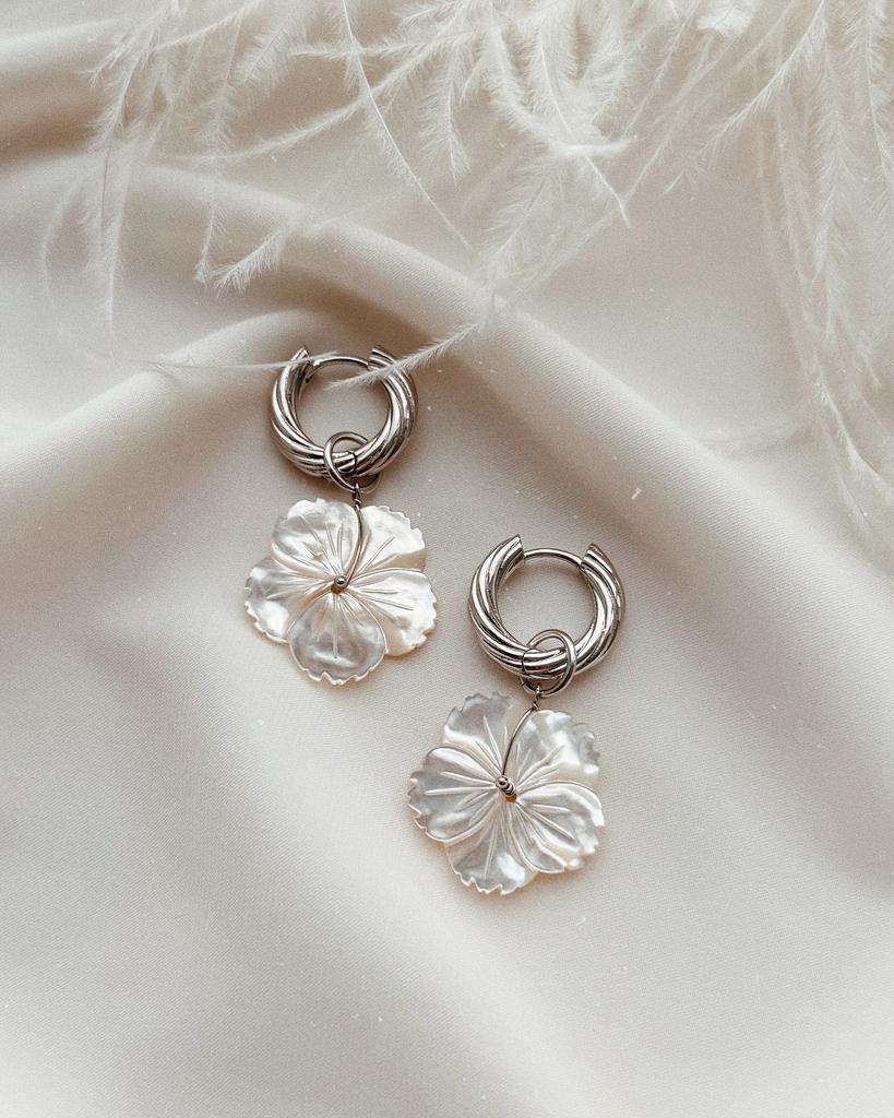 Серьги  с перламутровыми цветами (родий)