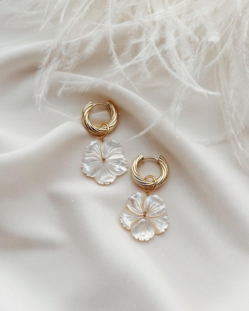 Серьги  с перламутровыми цветами (позолота)