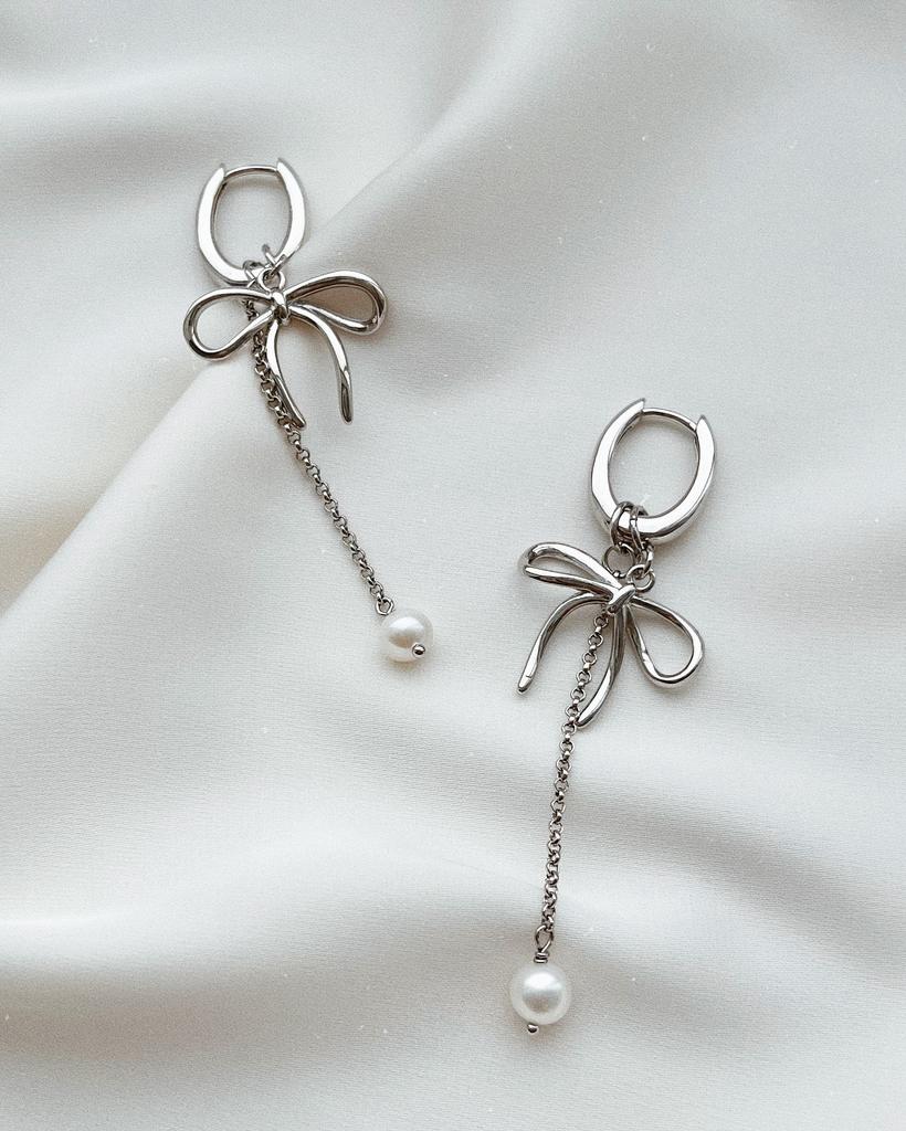 Серьги - кольца с жемчугом и бантиками (родий)