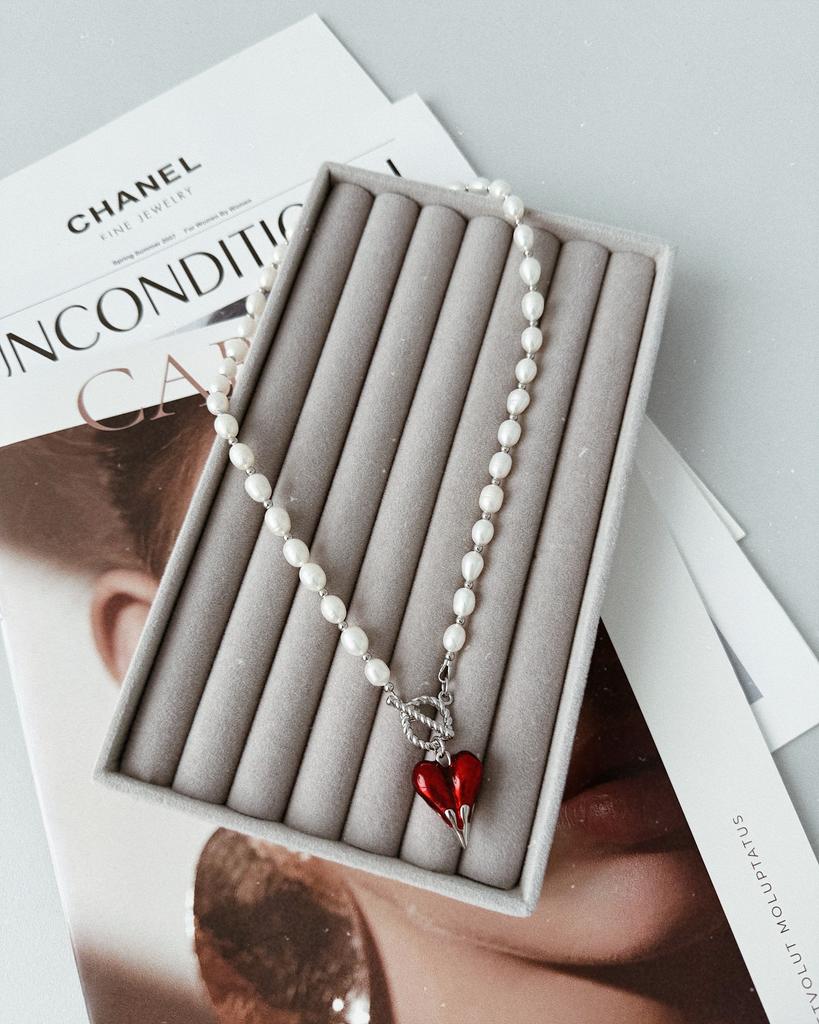 Жемчужное колье с алым сердцем (родий)