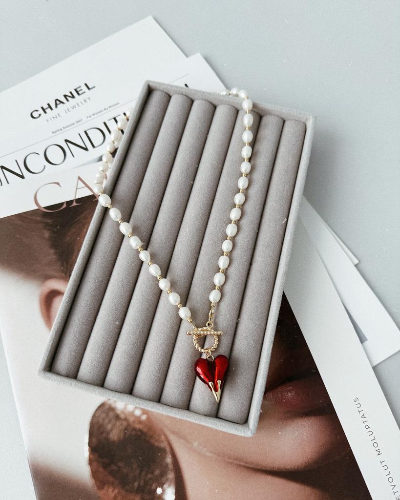 Жемчужное колье с алым сердцем (позолота)