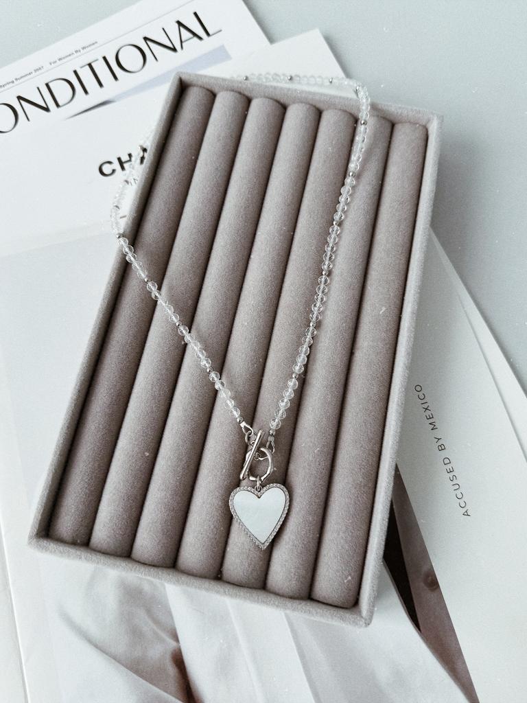 Колье из горного хруcталя с перламутровым сердцем (родий)