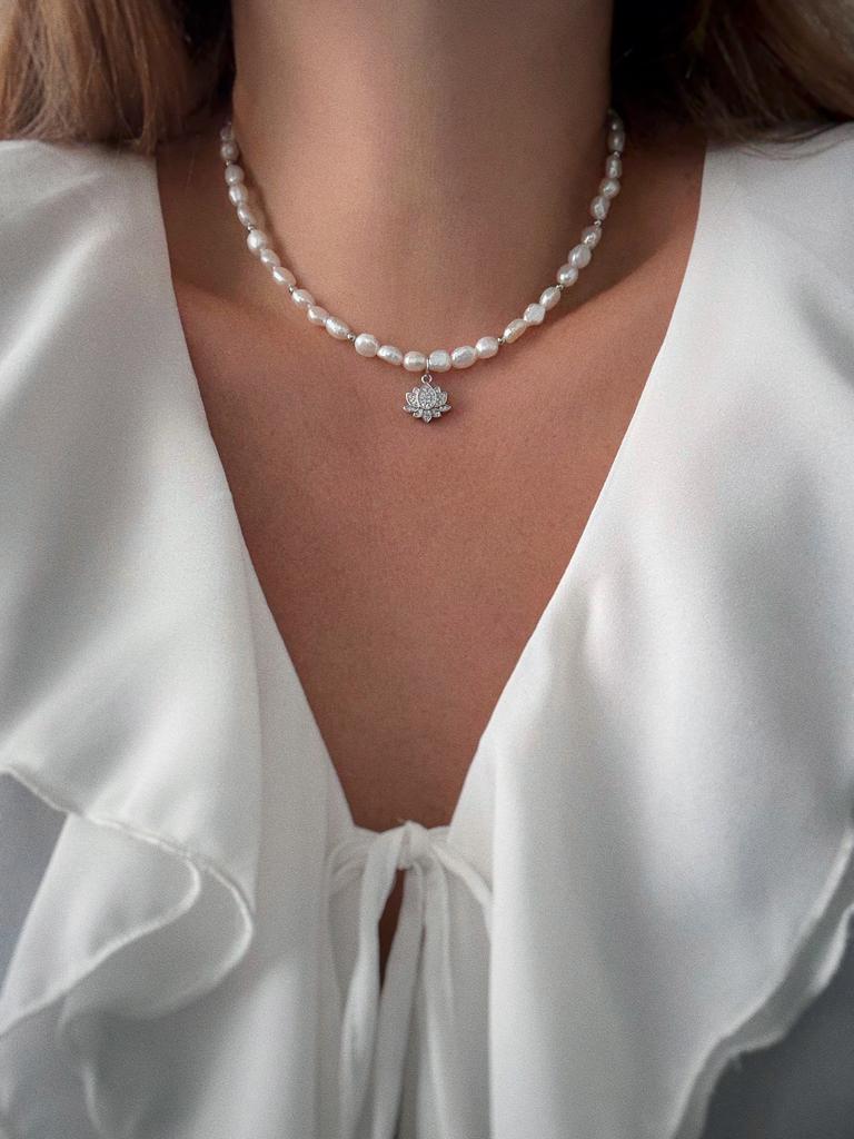 Жемчужный чокер с лотосом