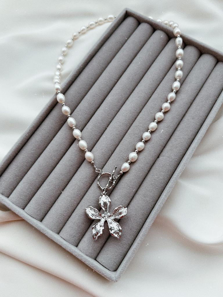 Жемчужное колье с цветком (родий)