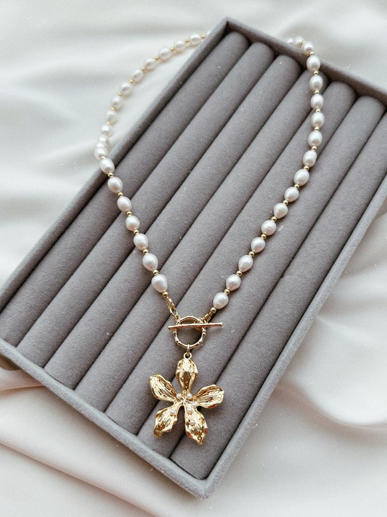 Жемчужное колье с цветком (позолота)