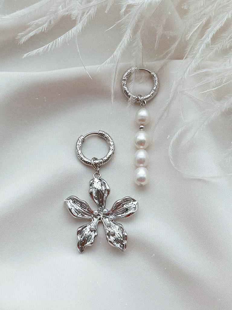 Асимметричные серьги с цветком (родий)