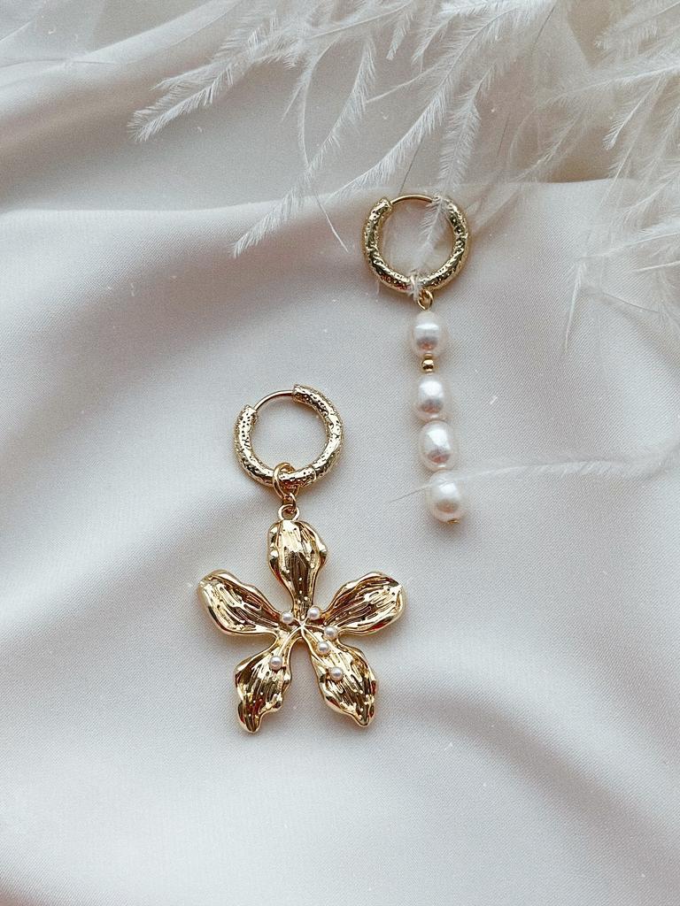 Асимметричные серьги с цветком (позолота)