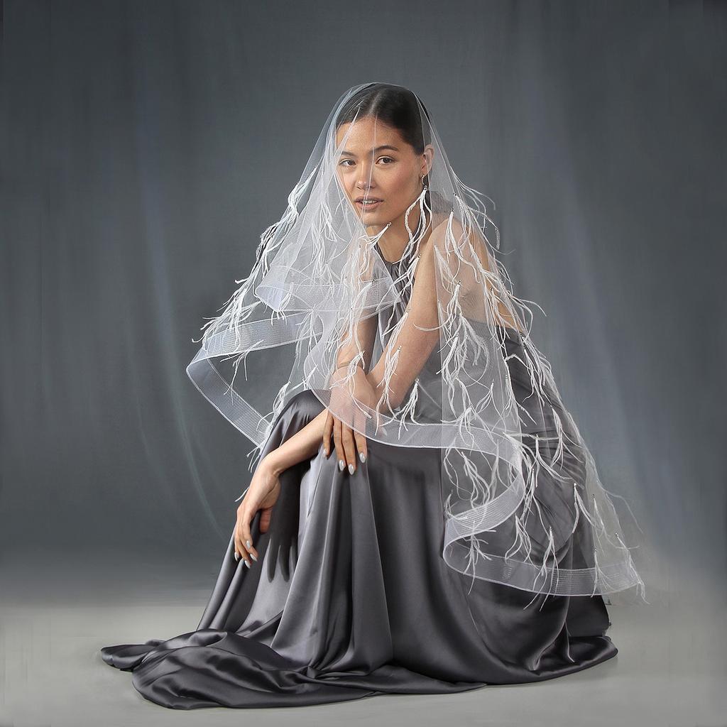 Фата короткая с пером и стразами