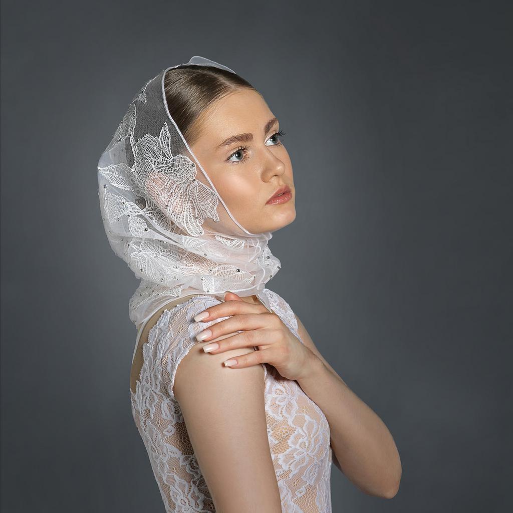 Капор с кружевом и стразами