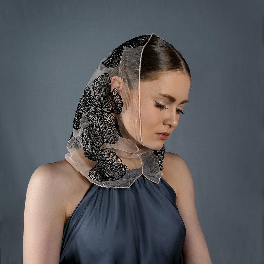 Капор пудровый с кружевом