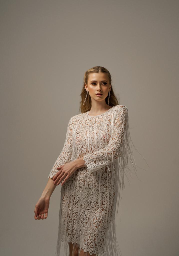 Платье кружевное с бахромой