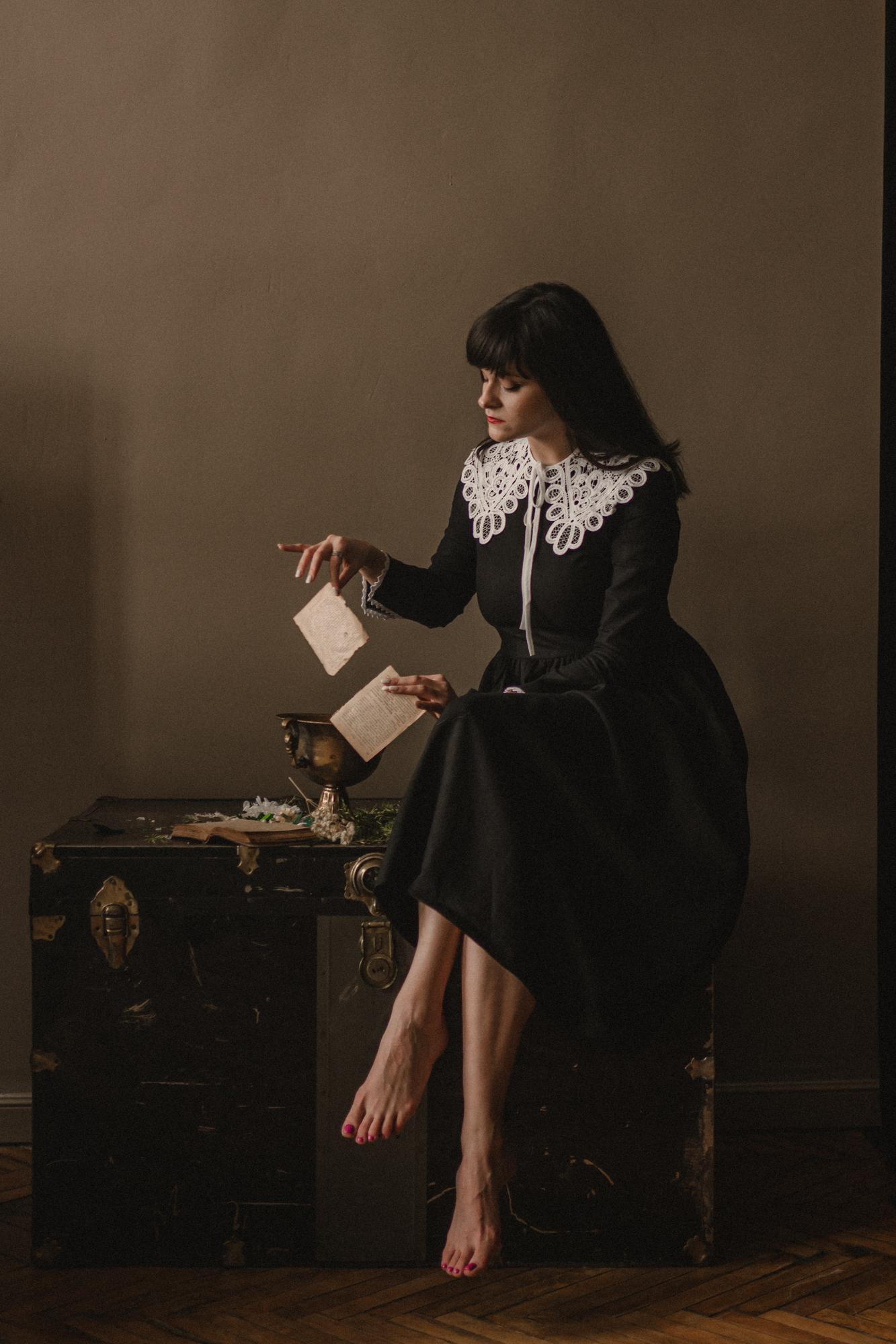 Платье Breizhoneg льняное черное со съемным кружевным воротником