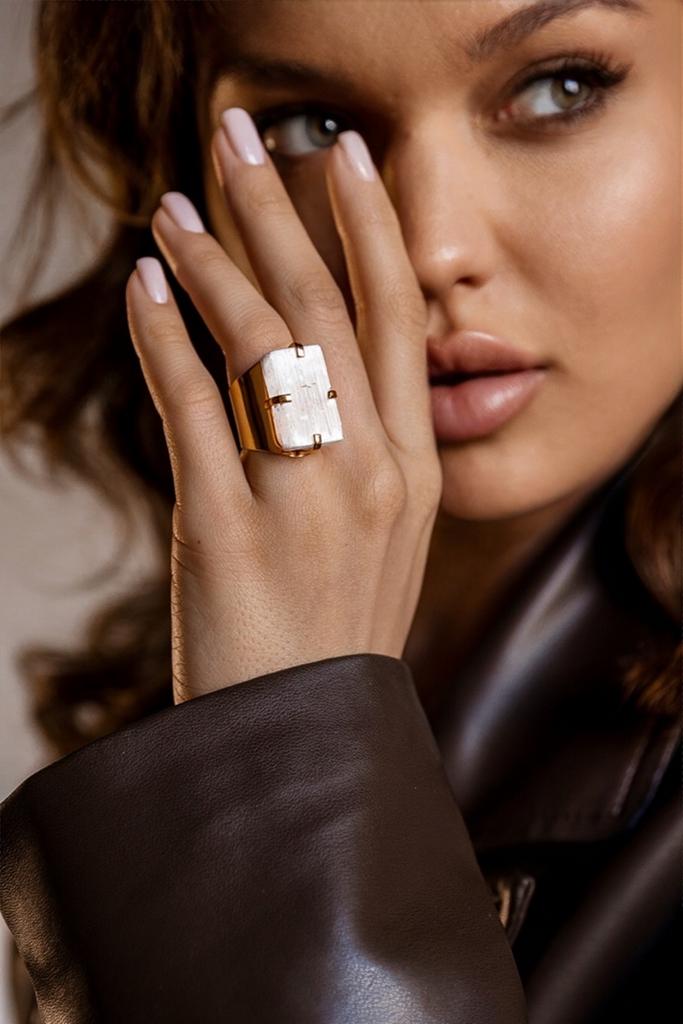 Кольцо кафф с селенитом