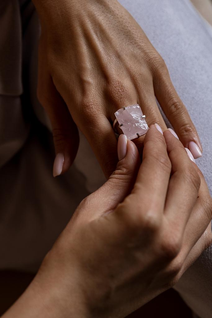 Кольцо с розовым кварцем