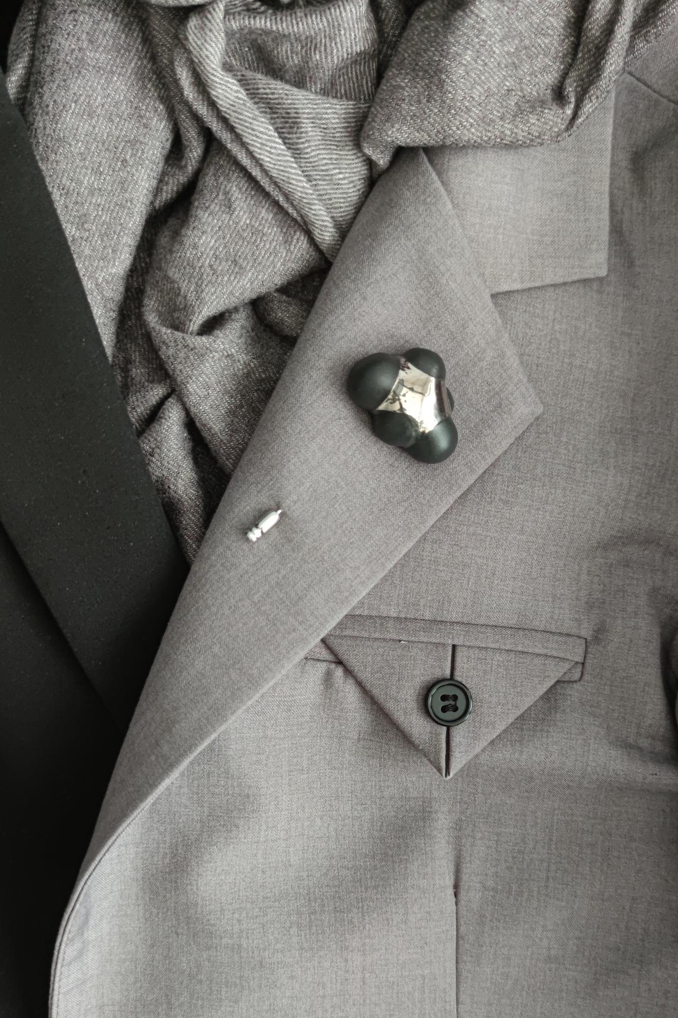 брошь ТУЧКА В ПЛАТИНОВОЙ МАЙКЕ