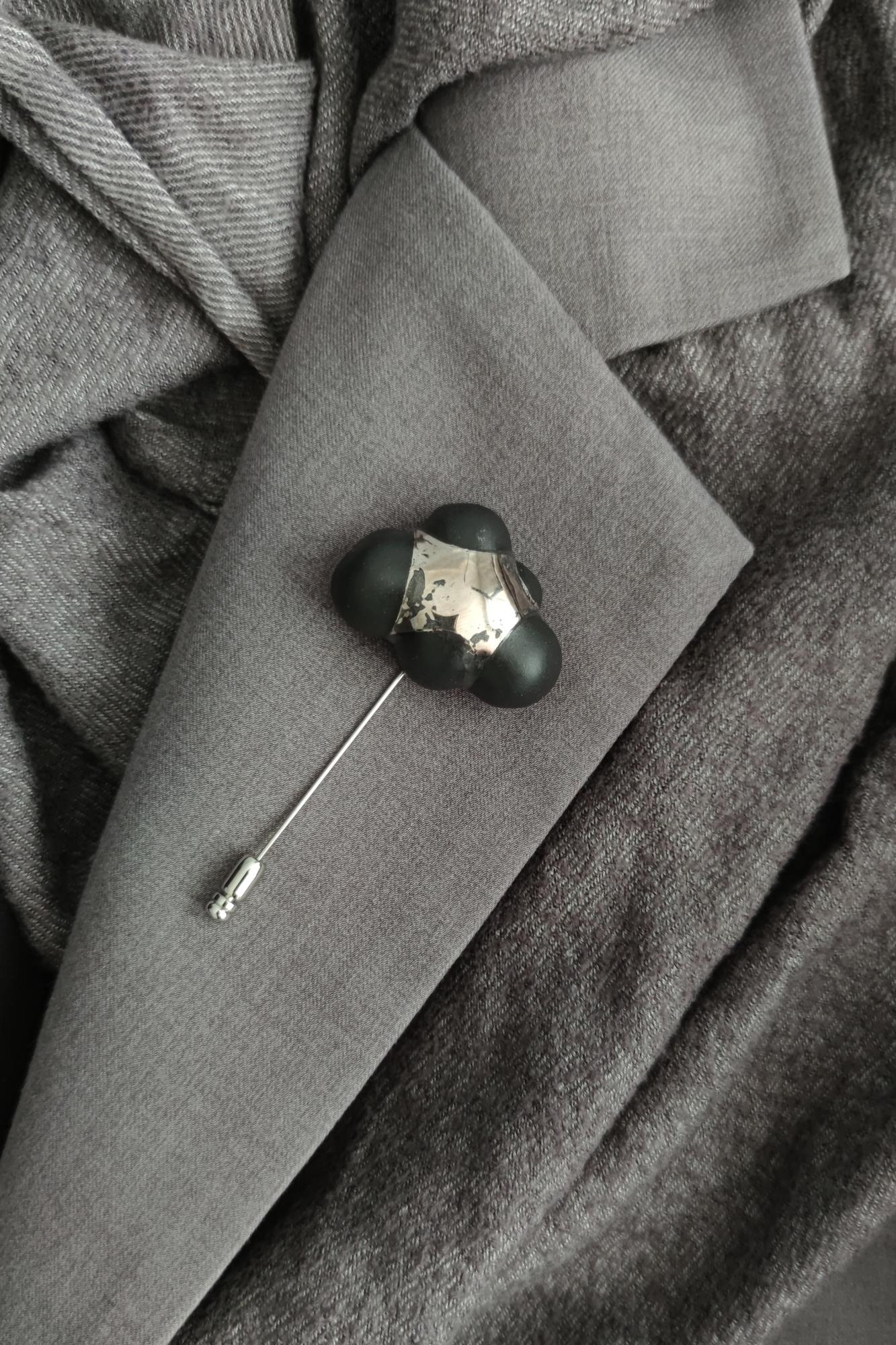 брошь ТУЧКА В ПЛАТИНОВОЙ МАЙКЕ