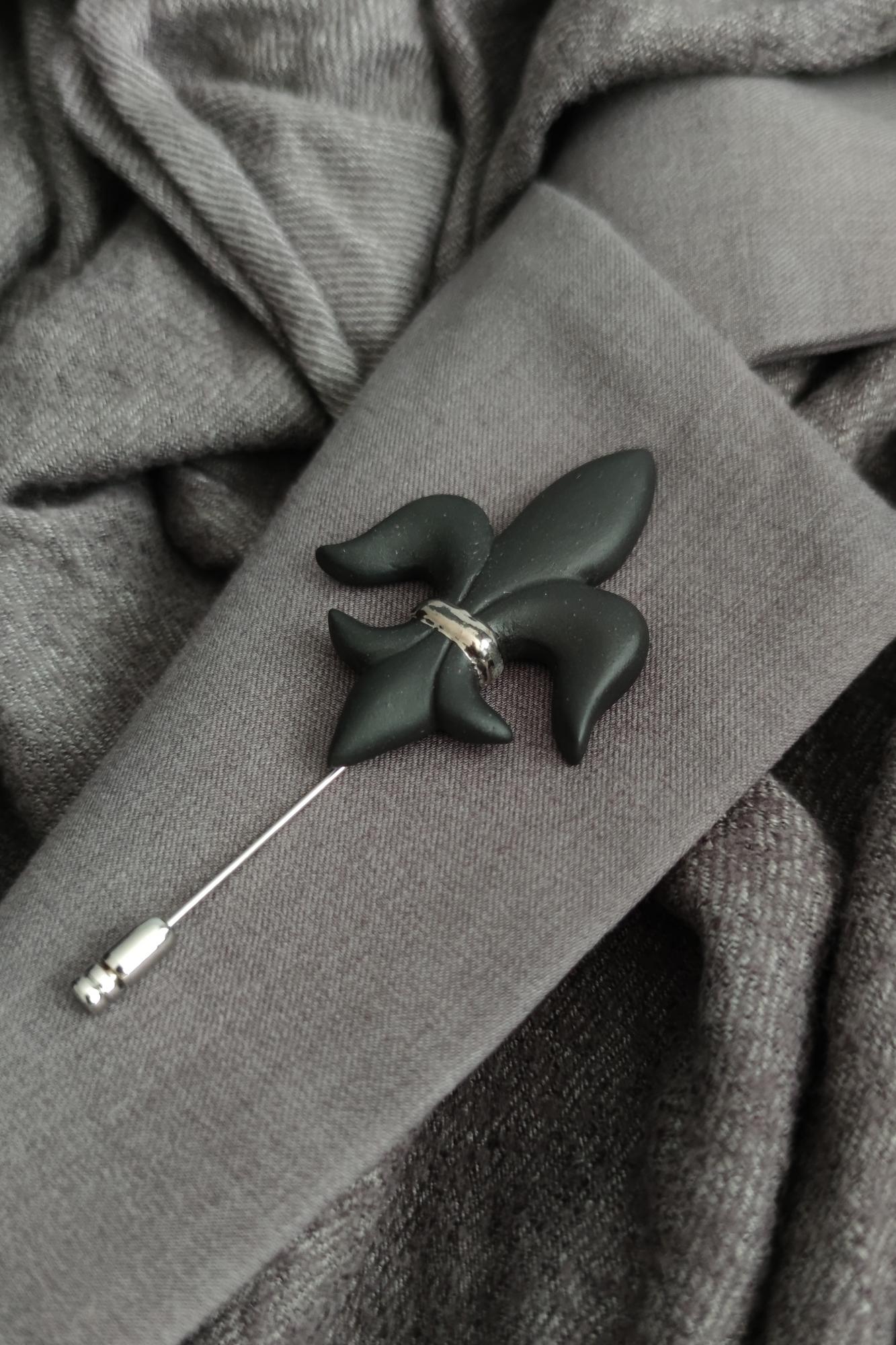 брошь ГЕРАЛЬДИЧЕСКАЯ ЛИЛИЯ НА БУЛАВКЕ ПЛАТИНА