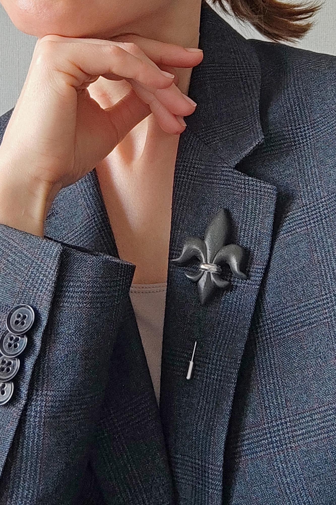 брошь ГЕРАЛЬДИЧЕСКАЯ ЛИЛИЯ НА БУЛАВКЕ ПЛАТИНА