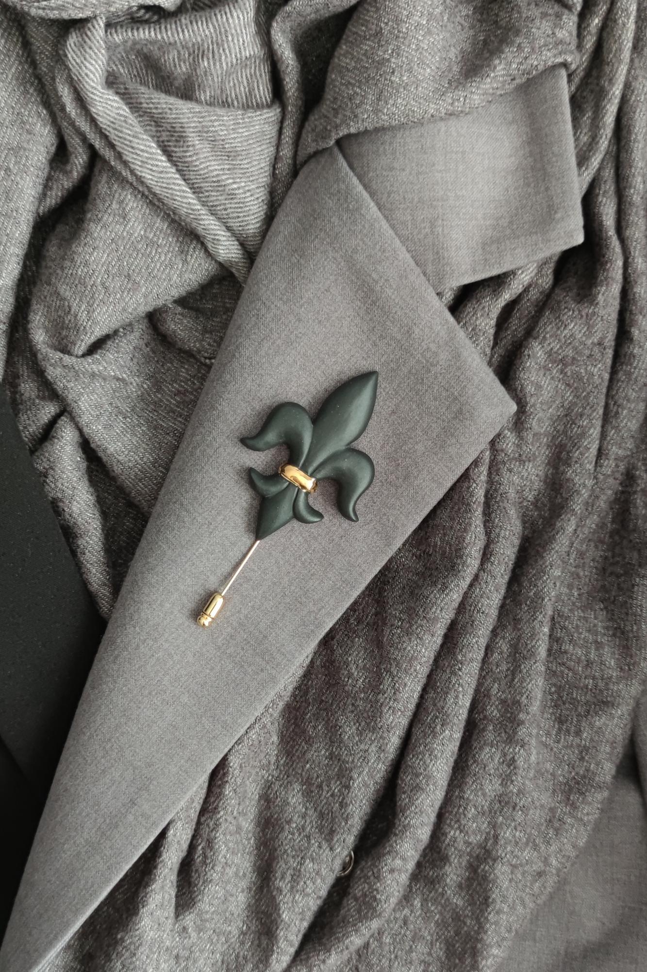 брошь ГЕРАЛЬДИЧЕСКАЯ ЛИЛИЯ НА БУЛАВКЕ ЗОЛОТО