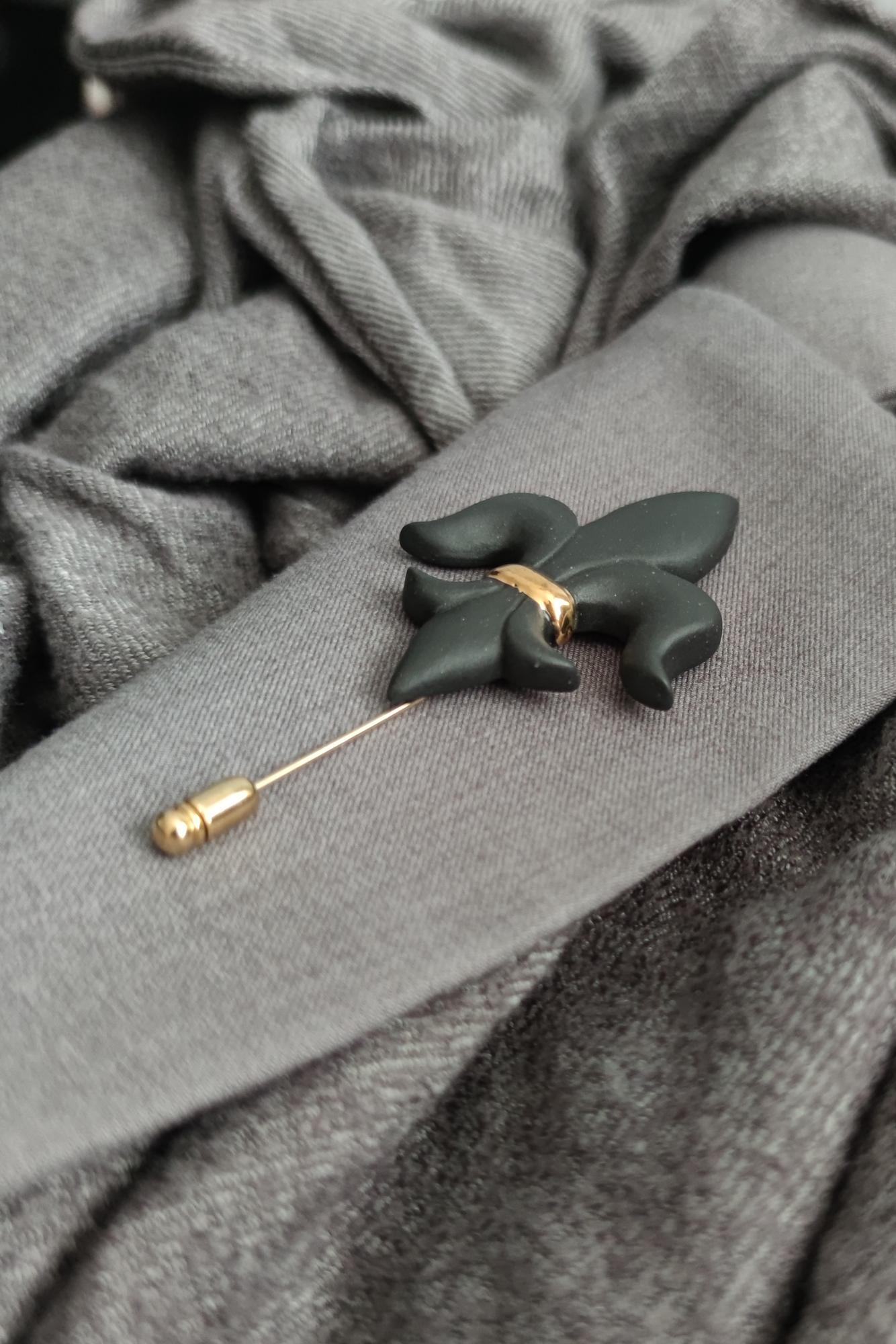 брошь ГЕРАЛЬДИЧЕСКАЯ ЛИЛИЯ НА БУЛАВКЕ ЗОЛОТО