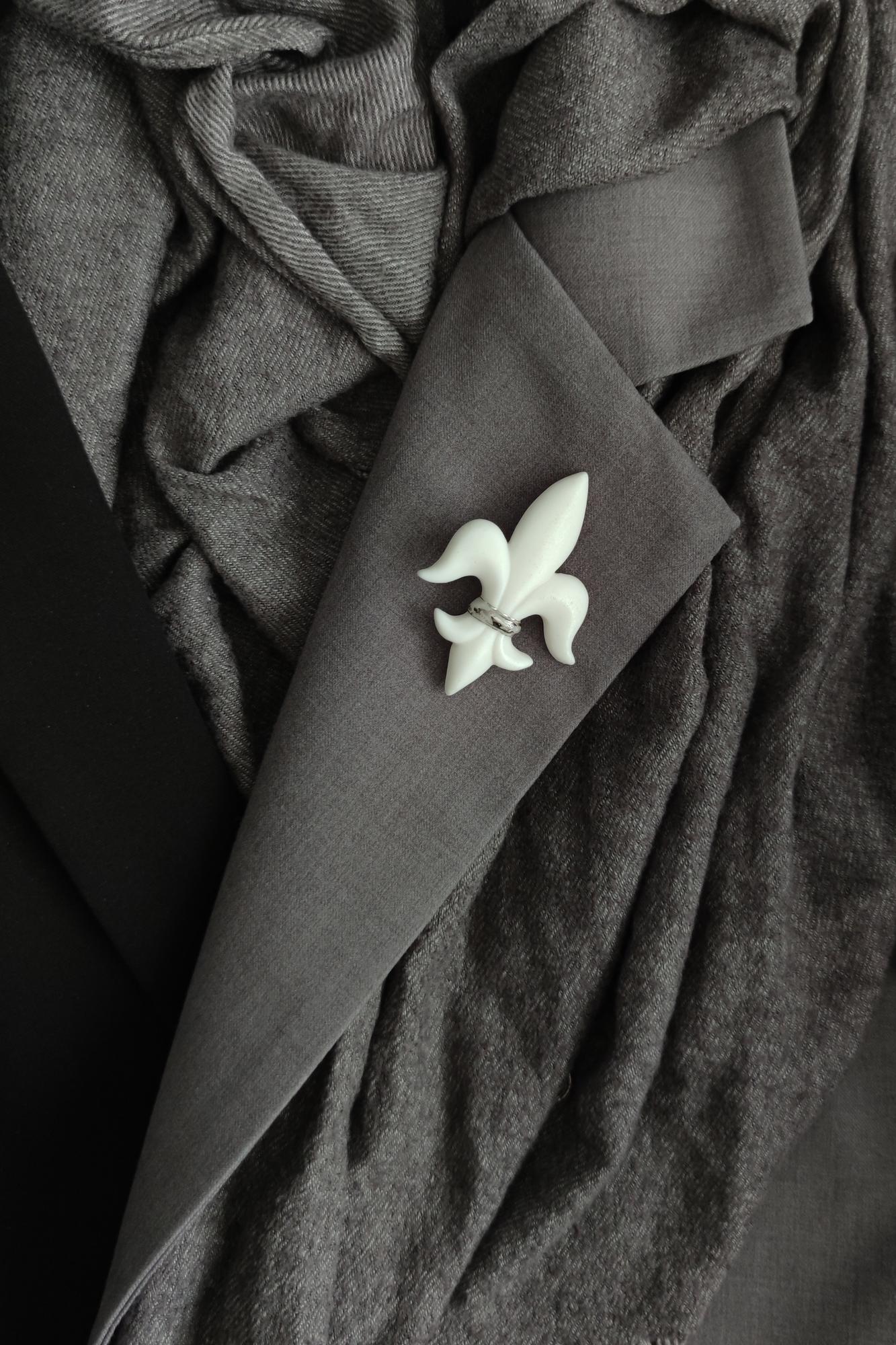 брошь ГЕРАЛЬДИЧЕСКАЯ ЛИЛИЯ БЕЛАЯ ПЛАТИНА