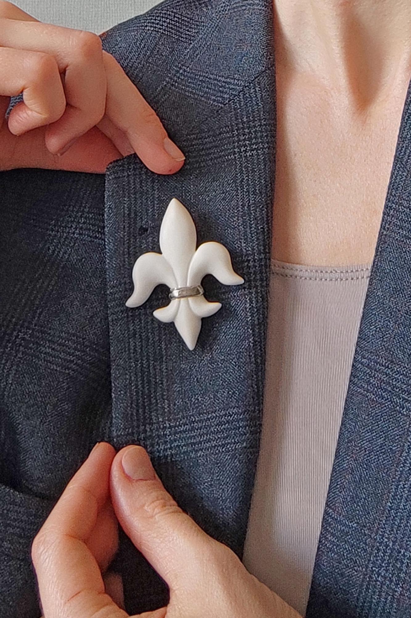 брошь ГЕРАЛЬДИЧЕСКАЯ ЛИЛИЯ БЕЛАЯ ПЛАТИНА