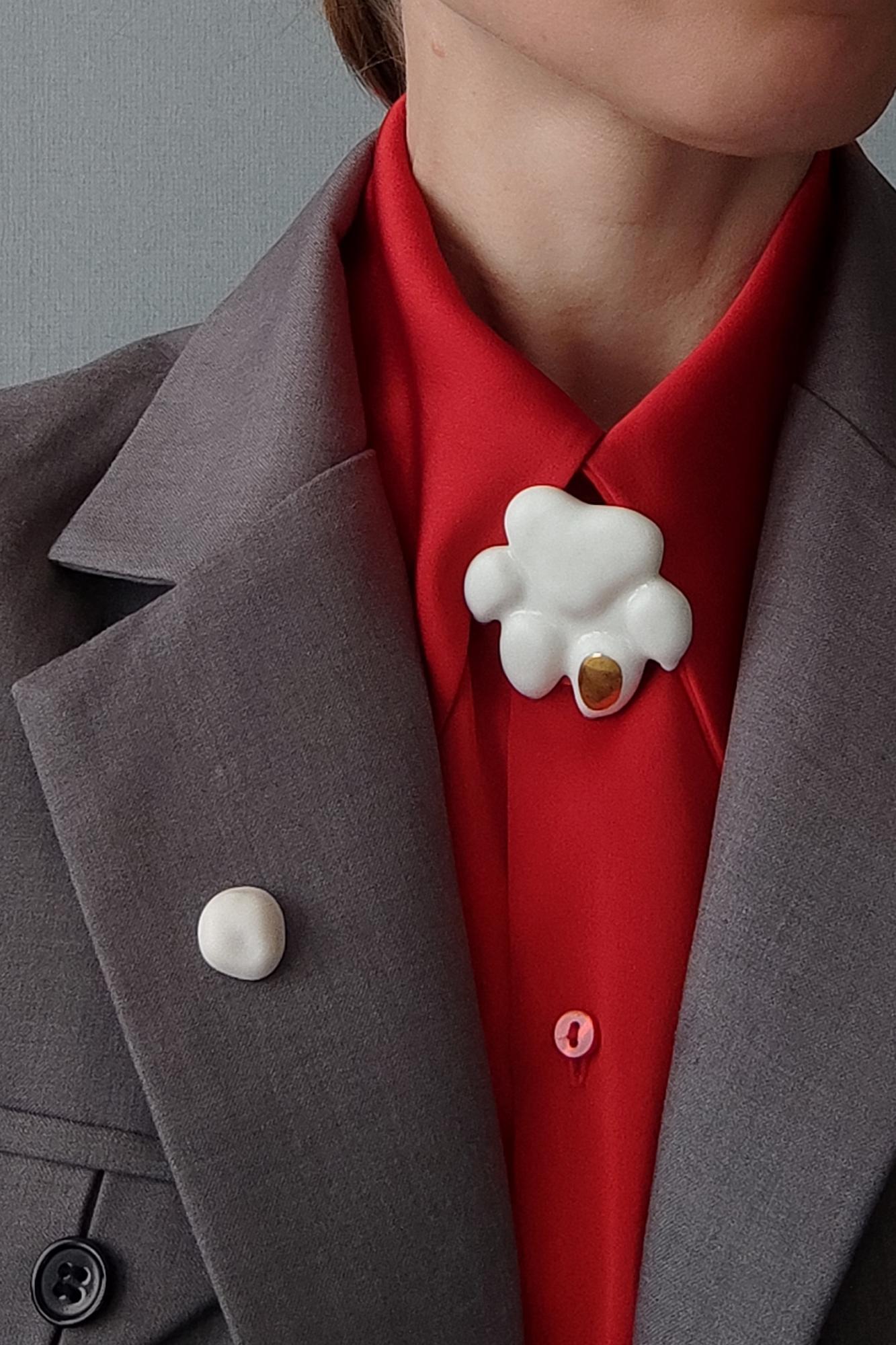 белая брошь ЛАПА С ПЯТКОЙ ЗОЛОТО