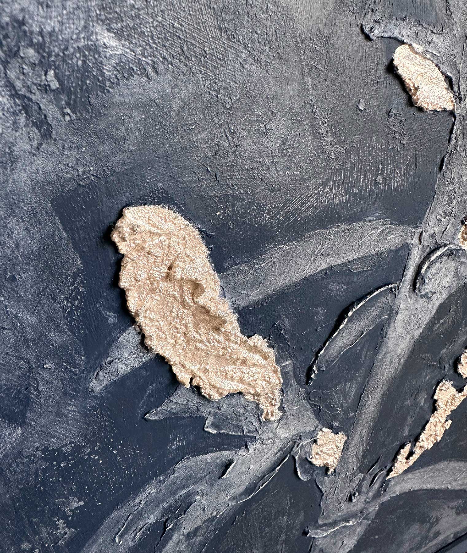 Фактурная картина "Цветок гармонии", холст 50х40 см, акрил, декор. паста, поталь цвет платины