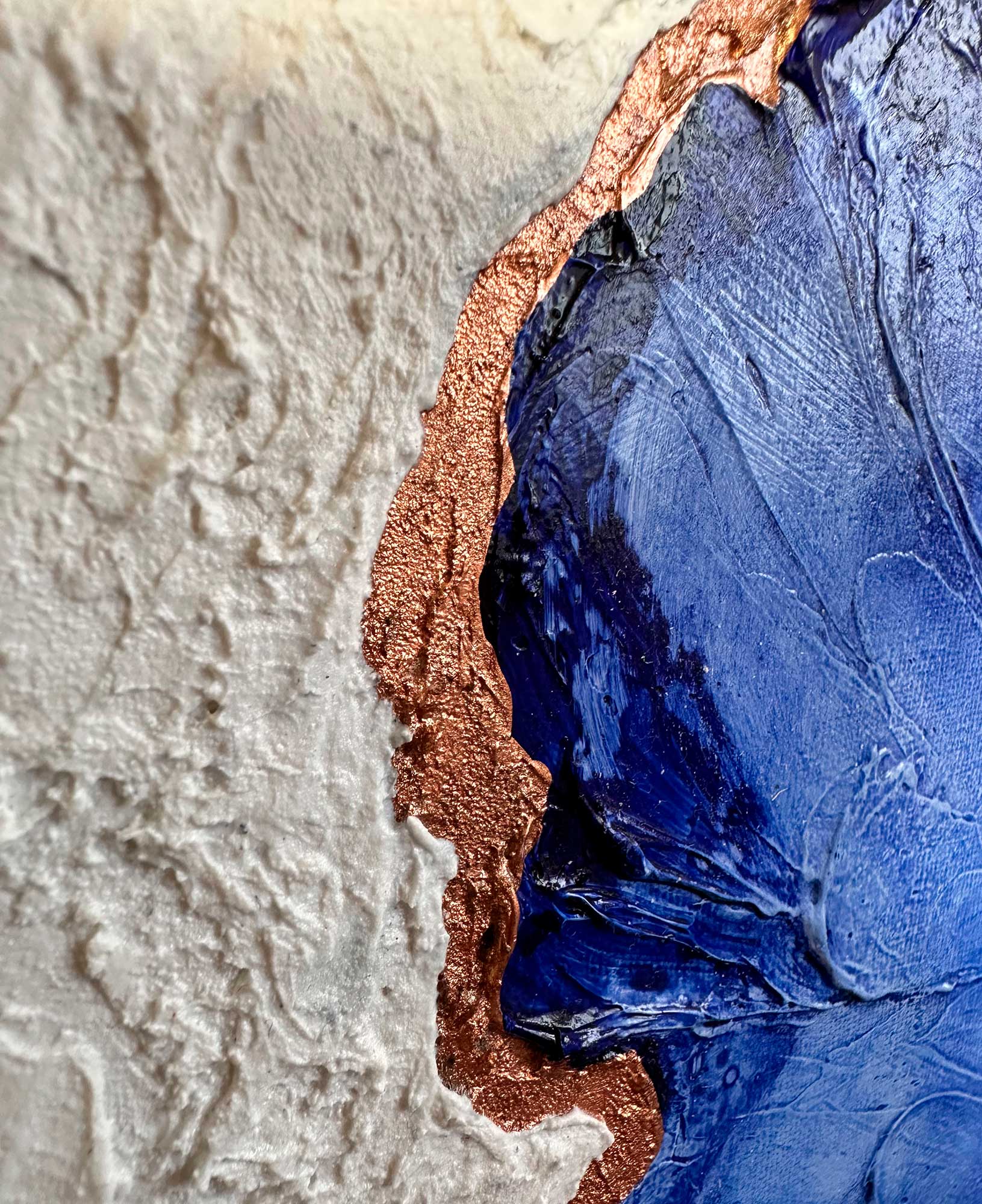 Зимняя фактурная картина листок "Зимний иней", холст 40х50 см, акрил, декор. паста, поталь цвет меди