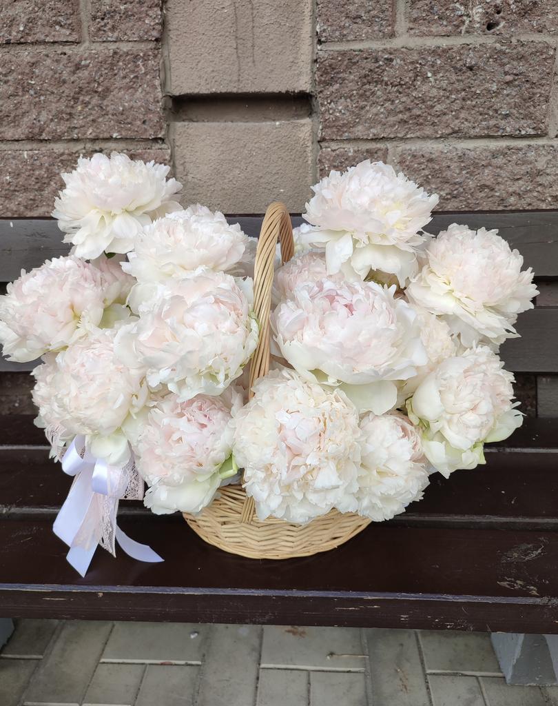 Корзина с пионами