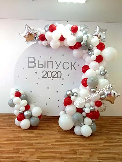 Фотозона из воздушных шаров на  выпускной