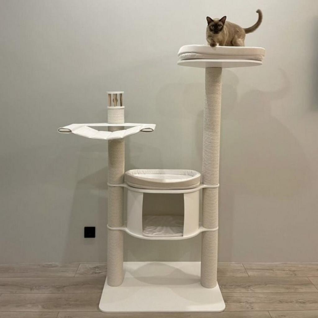 Когтеточка - комплекс с домиком белого цвета для кошек. Гамак и лежанка. Прямоугольное основание, хлопковая веревка.