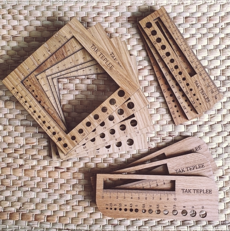 Деревянная линейка для измерения образцов и определения размера спиц