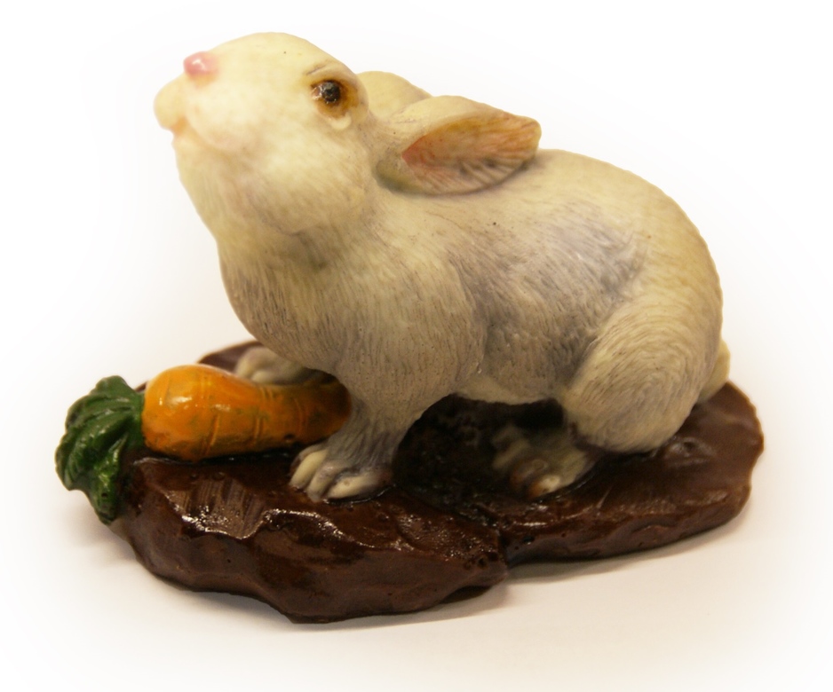 Заяц с морковкой