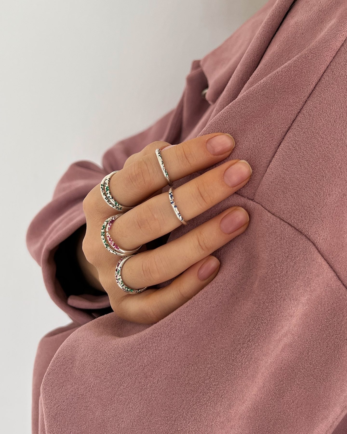 кольцо с вплавленными камнями