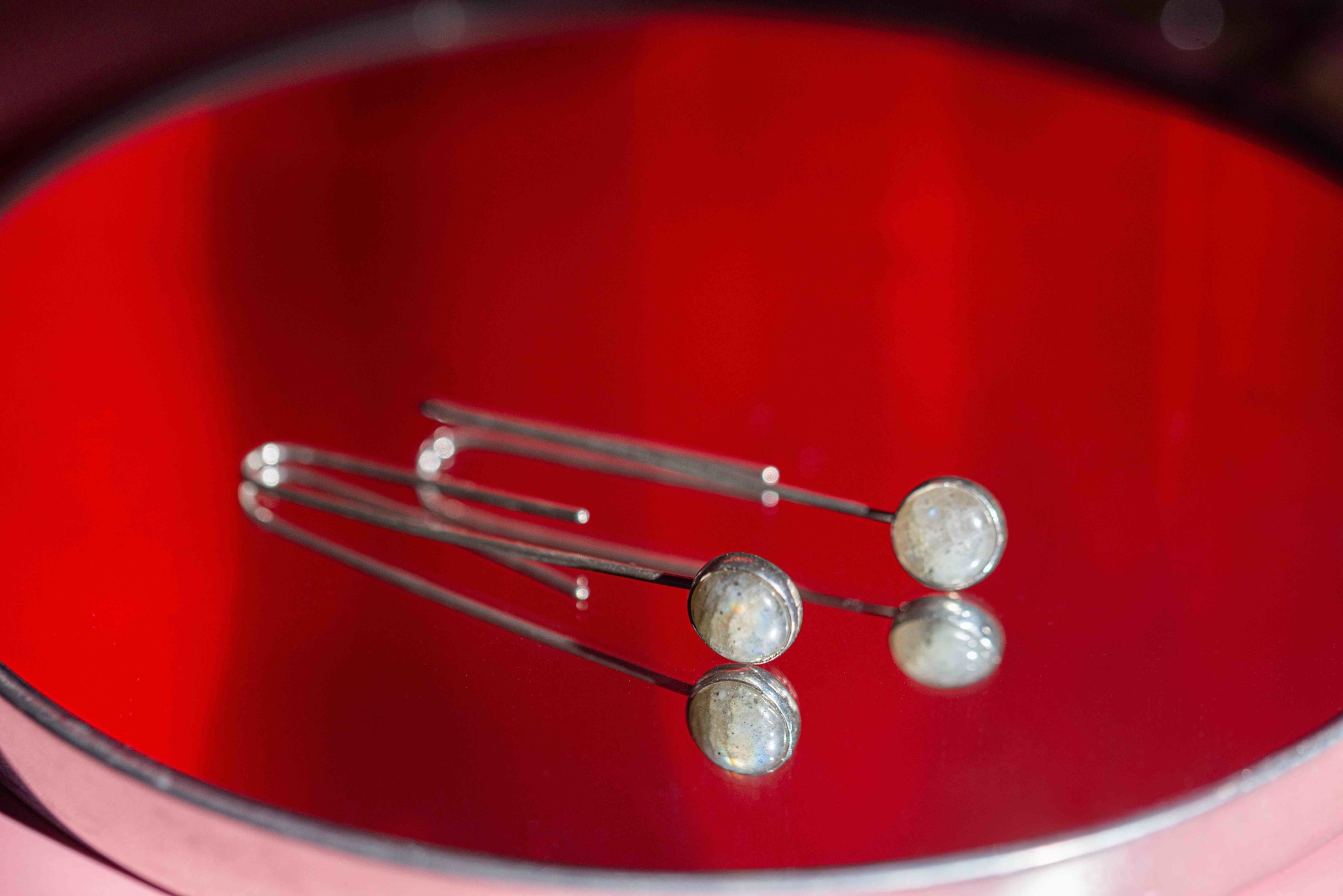 серьги с подвесным лабрадоритом