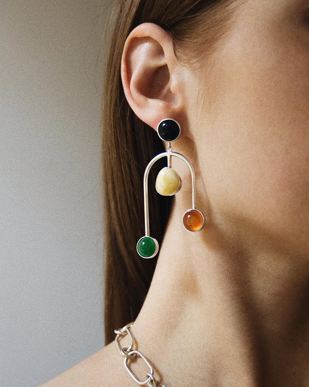 серьги-арки с разноцветными камнями