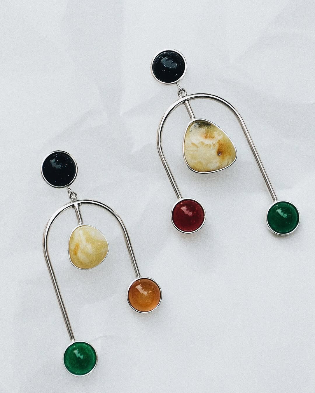 серьги-арки с разноцветными камнями